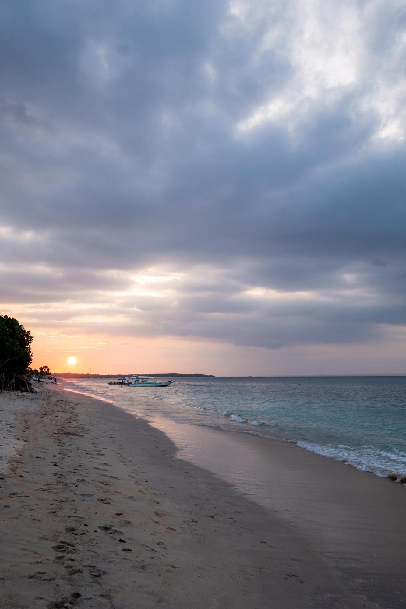 Amp Beach House Toyapakeh Εξωτερικό φωτογραφία